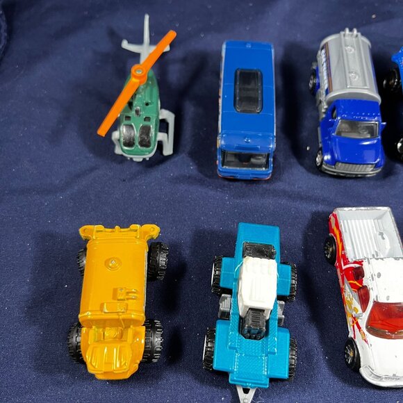 Lot Of 8 Matchbox Cars & Vehicles Mixed Styles & Colors Die-Cast Metal Collectib - Picture 2 of 3